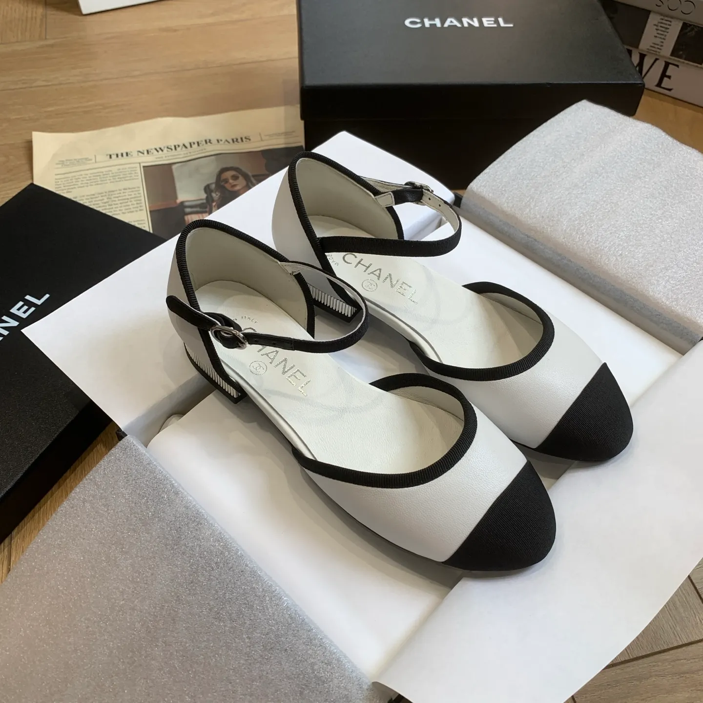 👟👟Ex-factory price 520👟👟 🍀Chanel Xiaoxiang 25ss early spring new model, diamond pattern, thick heel Mary Jane shoes, retro French elegance, full of high-end sense, diamond hollow Mary Jane sandals, a very popular pair of sandals recently! The exposed-leg design directly lengthens your legs! Very white fairy style. A complete interpretation of French romance! Soft and delicate, the foot feels 100% comfortable, beautiful and ultra-feminine at the same time, ▪Fabric: Made of original imported cowhide ▪Inner foot pad: sheepskin ▪Sole: Original customized Italian leather outsole ▪Size: 35-39 (40 41 custom-made, non-refundable) 👉